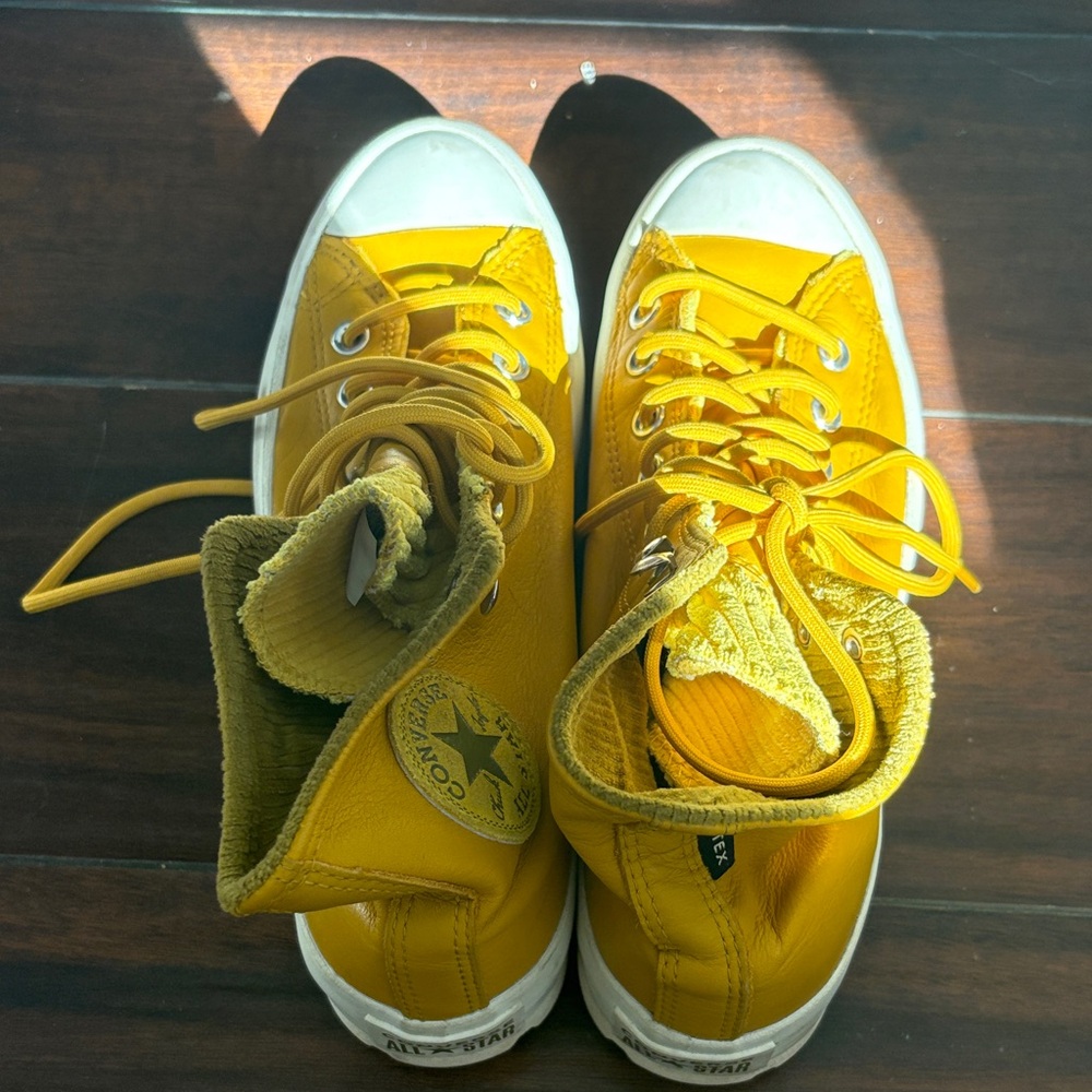 Converse hiking
